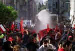 Sammenstød mellem politi og demonstranter under 1. maj demonstration i Istanbul. 