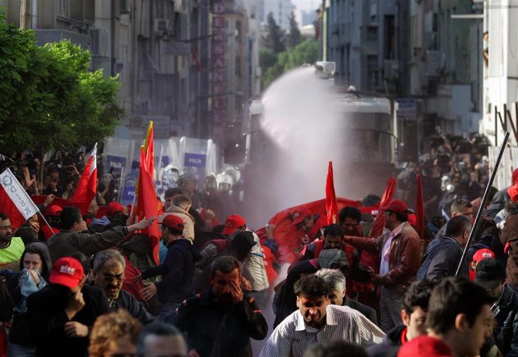 Sammenstød mellem politi og demonstranter under 1. maj demonstration i Istanbul. 