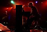 Coldplay har fået gratisfeber. Her ses forsanger Chris Martin under en koncert i Toronto i 2005. 