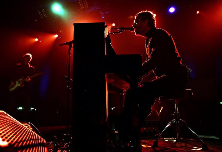 Coldplay har fået gratisfeber. Her ses forsanger Chris Martin under en koncert i Toronto i 2005. 
