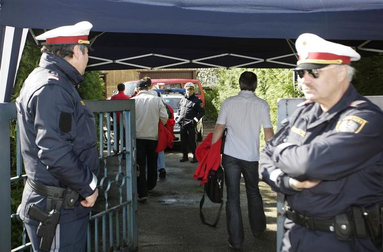Politiets teknikere ankommer til huset i Amstetten. 