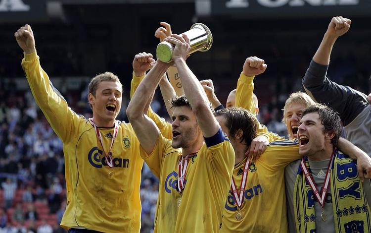Islændingen Stefan Gislasson fik som anfører overrakt pokalen, som Brøndby vandt for sjette gang og dermed får til evigt eje. 