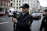 Politiken.dk overværede politiets videoptagelser af spadserende fodboldfans på Østerbrogade 1. maj. 