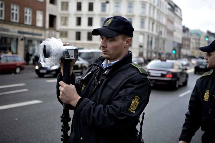 Politiken.dk overværede politiets videoptagelser af spadserende fodboldfans på Østerbrogade 1. maj. 