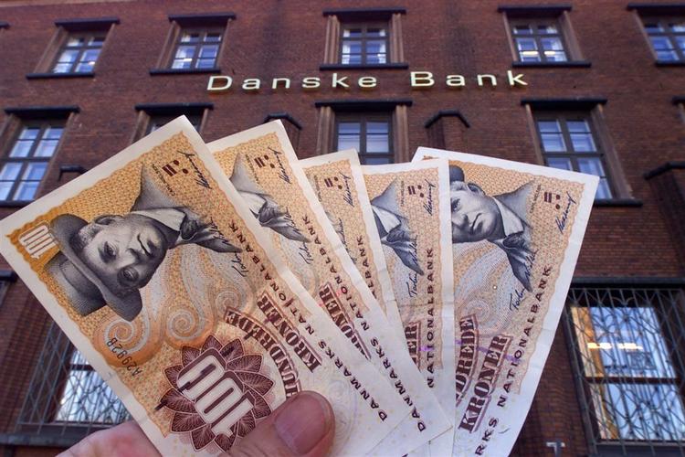 Hvem der bare var bankansat i dag. De holder nemlig fri, så du må vente til mandag med at sætte penge på kontoen. 