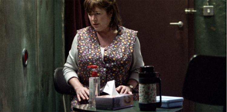Maggie vokser på forunderlig vis i Marianne Faithfulls varmende spil. Foto fra filmen. 