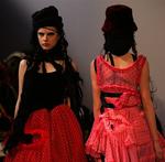 Sløret er endnu ikke løftet for Comme des Garcons kollektion for H&amp;M, der kommer i butikkerne til november. Men sådan så et par af kjolerne ud på modehusets opvisning i Paris af den kommende efterårskollektion. 