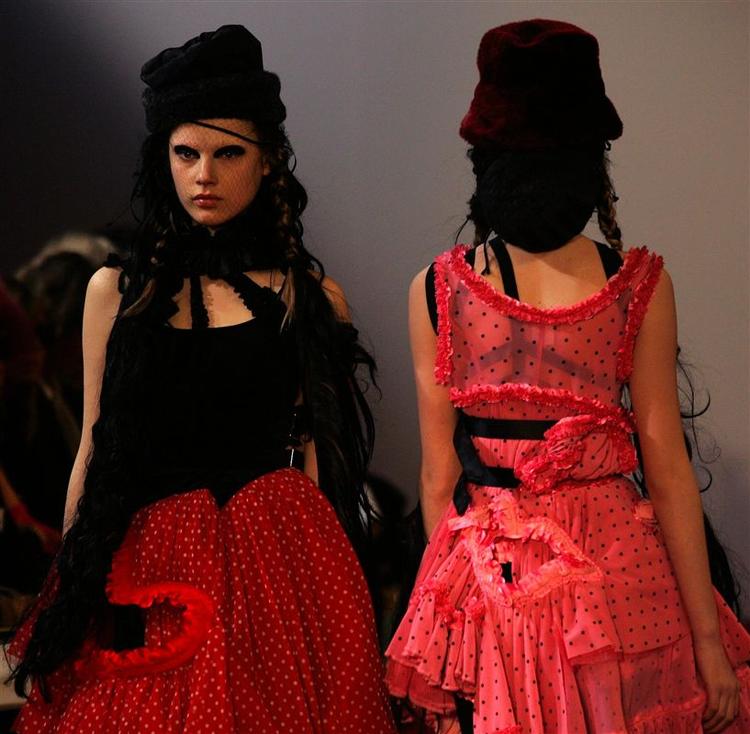 Sløret er endnu ikke løftet for Comme des Garcons kollektion for H&amp;M, der kommer i butikkerne til november. Men sådan så et par af kjolerne ud på modehusets opvisning i Paris af den kommende efterårskollektion. 