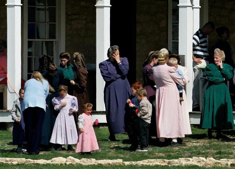 Drenge fra den polygamistiske  Texas-sekt mistænkes for at være blevet seksuelt misbrugt. 