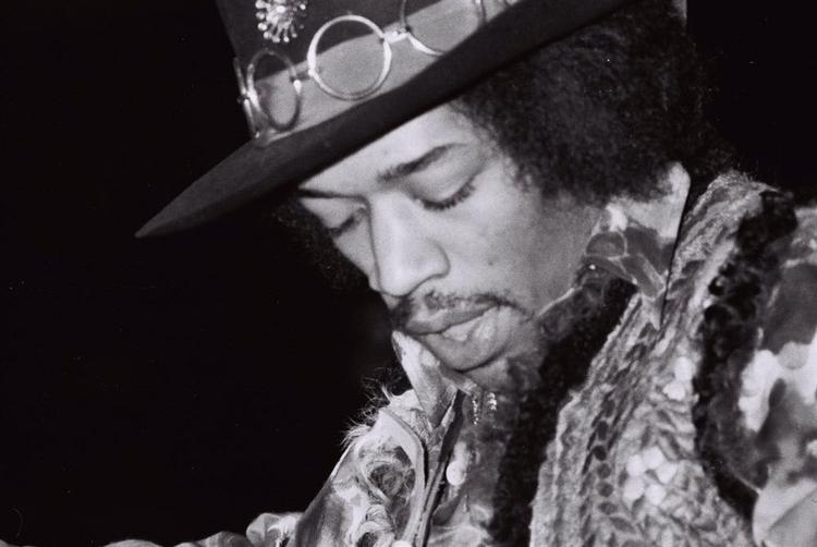 Jimi Hendrix under en koncert i Toronto, Canada. En 40 år gammel amatørfilm viser ifølge et pornofilm-selskab andre sider af guitarfænomenets talenter. 
