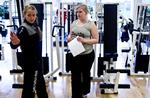 Mange overvægtige har en lang historie af nederlag slæbende efter sig – mobning og problemer på arbejdsmarkedet følger ofte med de ekstra kilo. Målet med opholdet på Slankeskolen er ud over at mindske fedtdepoterne at finde en ny fortælling om sig selv og vende nederlag til viljestyrke. 