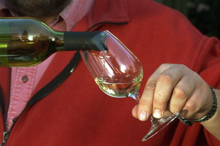 Bedste vin i ugen er en petit chablis fra Netto.  Den smager af det, der står på etiketten, og det kan vi jo godt lide i disse spalter. 