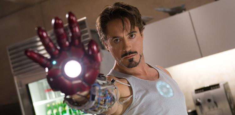 Mand og dødbringende våben i et - Robert Downey Jr. spiller rollen med et glimt i øjet. 