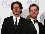 Efter stor succes i Cannes og ved Oscar-uddelingerne i Los Angeles, har Joel (tv) og Ethan Coen valgt Venedig som festivalen hvor deres kommende film får premiere. Samtidig har Ethan Coen haft premiere på sit første teaterstykke i New York. 