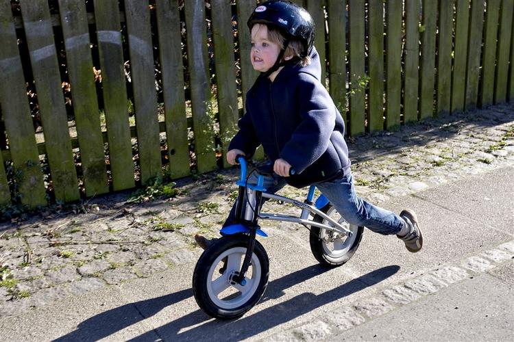 Laurits på knapt 4 år har allerede godt fat i balancen - og der er fart over feltet. 