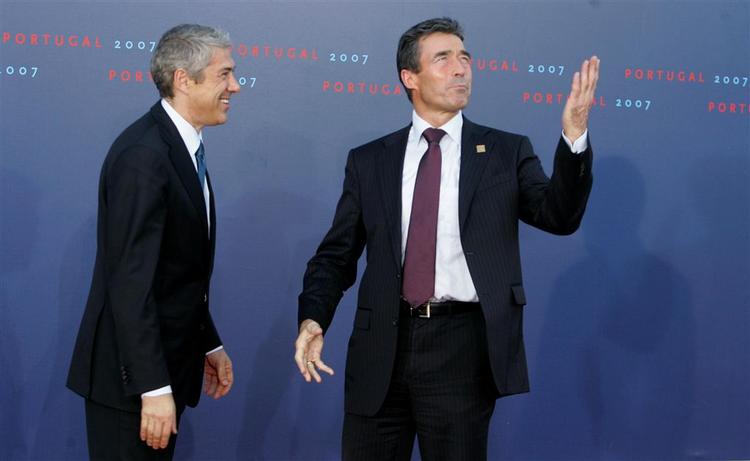 Statsminister Anders Fogh Rasmussen vil gerne være EU-formand, siger kilder i Europaparlamentet. Her ses han under et EU-topmøde sidste år sammen med den portugisiske premierminister, Jose Socrates. 