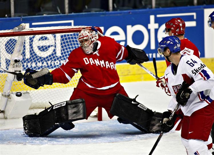 Pucken røg 5 gange forbi Danmarks målvogter Peter Hirsch. 