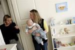 Christina Nygaard (til højre) fra Allerød får undersøgt sit hjem for allergifremkaldende kemikalier af Anne Holm Hansen fra Astma-Allergi Forbundet. Men mange danskere tænker ikke over allegi, når de køber ind. -Arkivfoto. 