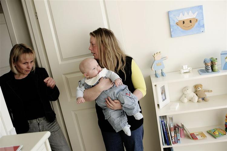 Christina Nygaard (til højre) fra Allerød får undersøgt sit hjem for allergifremkaldende kemikalier af Anne Holm Hansen fra Astma-Allergi Forbundet. Men mange danskere tænker ikke over allegi, når de køber ind. -Arkivfoto. 