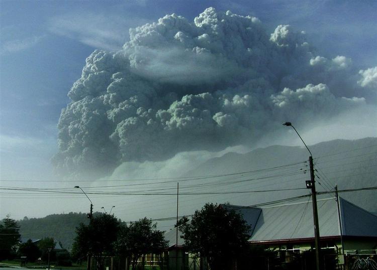 Vulkanen Chaitén sendte fredag skyer af aske ind over landsbyer i det sydlige Chile. 