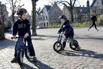 Alt efter hvilken butik man kommer ind i, hedder en lille pedalløs cykel til børn noget forskelligt. Gå-cykel, løbecykel eller balancecykel. 