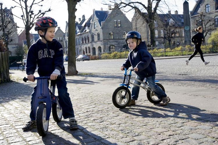 Alt efter hvilken butik man kommer ind i, hedder en lille pedalløs cykel til børn noget forskelligt. Gå-cykel, løbecykel eller balancecykel. 