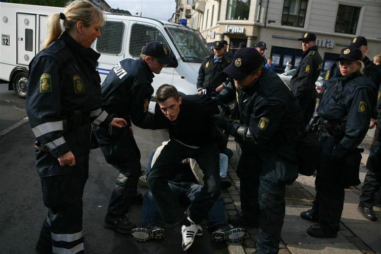 Politiet har ofte travlt, når der spilles fodbold. I går blev 43 anholdt efter OB-AGF-opgøret, og her anholdes en af de 24, der røg med i detentionen efter pokalfinalen mellem Esbjerg og Brøndby. 