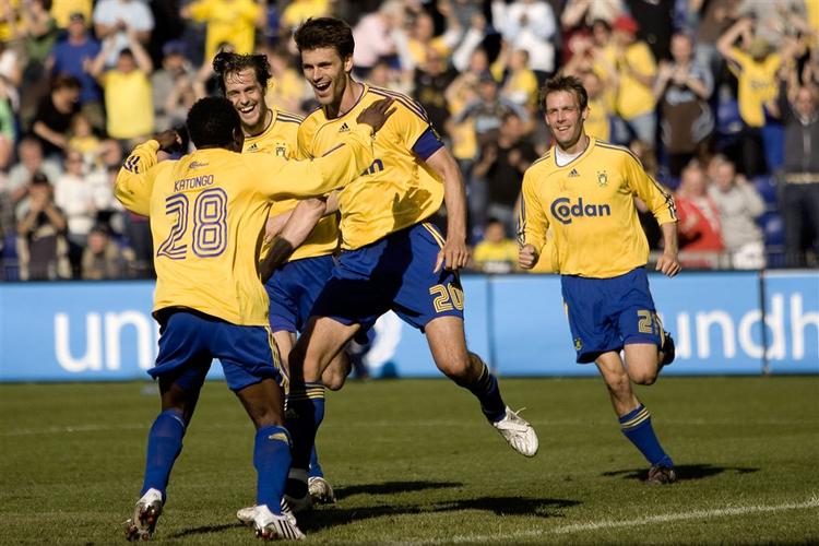 Stefan Gislason (i midten) scorede det, der ligner Årets Mål på Brøndby Stadion og satte Brøndby i gang. 