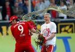 Normalt springer champagnepropperne ved mesterskabsjubel, men Bayern München fejrede naturligvis det 21. mesterskab med bayersk øl, som Luca Toni blev badet i. 