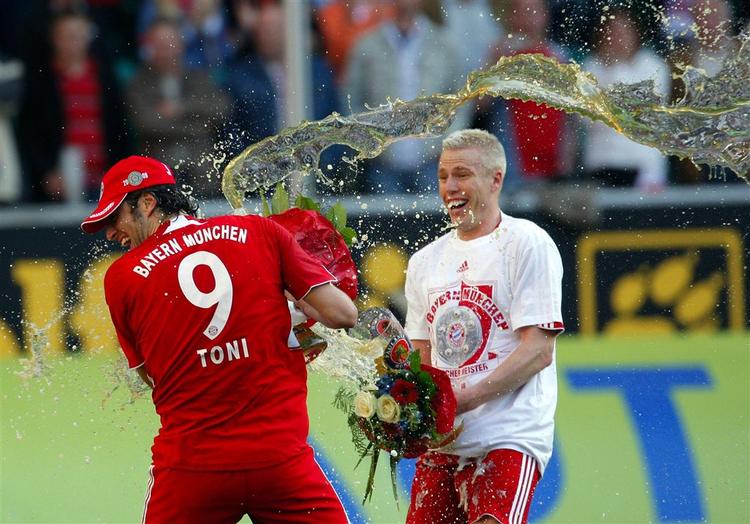 Normalt springer champagnepropperne ved mesterskabsjubel, men Bayern München fejrede naturligvis det 21. mesterskab med bayersk øl, som Luca Toni blev badet i. 