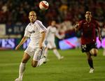 Arjen Robben har allerede været med til træning på Bayern Münchens anlæg og er i truppen til kamp i morgen. Her optræder hollænderen i Real Madrids hvide dragt mod Osasuna. Arkivfoto. 