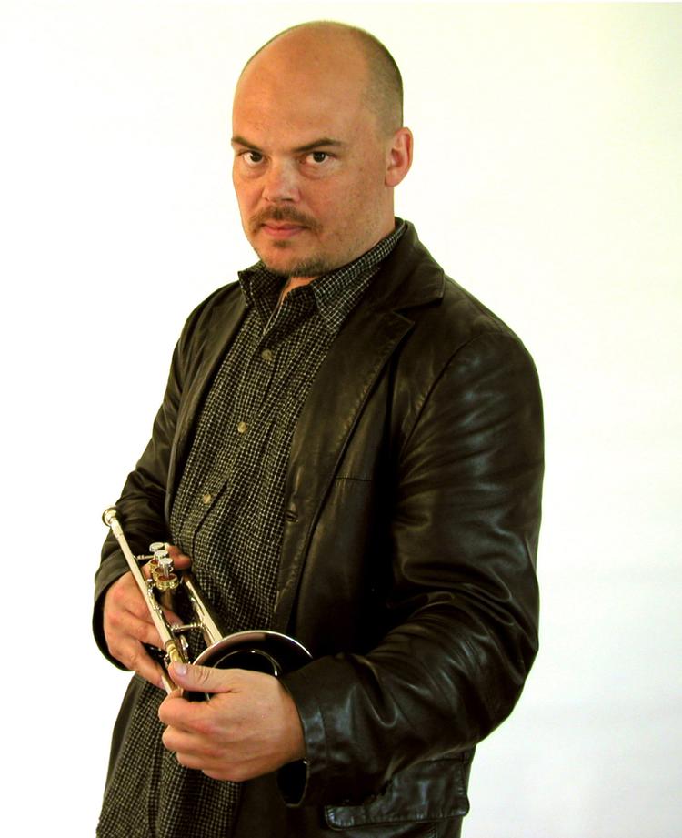 Anders Bergcrantz har en stor, mættede tone og bidende attak. 