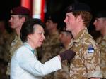 Prins Harrys faster, prinsesse Anne, fæstnede medaljen for Operationel Tjeneste på brystet af hans ørkenuniform. 