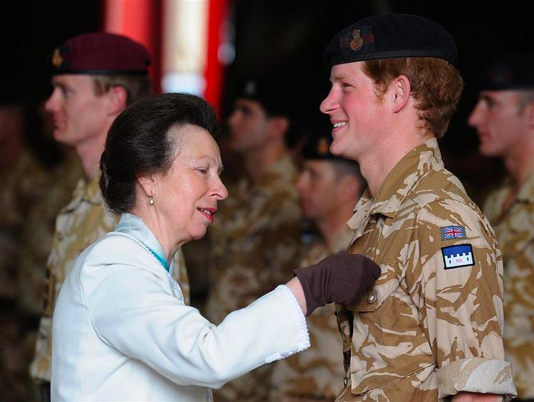 Prins Harrys faster, prinsesse Anne, fæstnede medaljen for Operationel Tjeneste på brystet af hans ørkenuniform. 