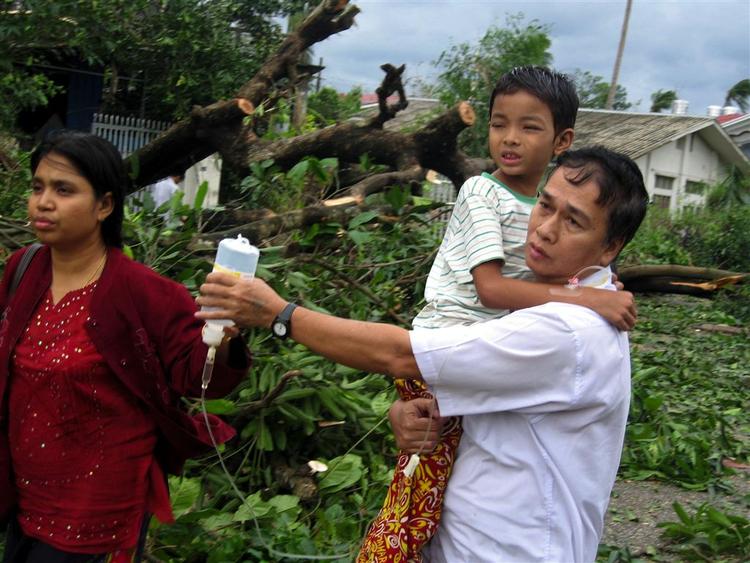 En familie på flugt i Myanmar. 