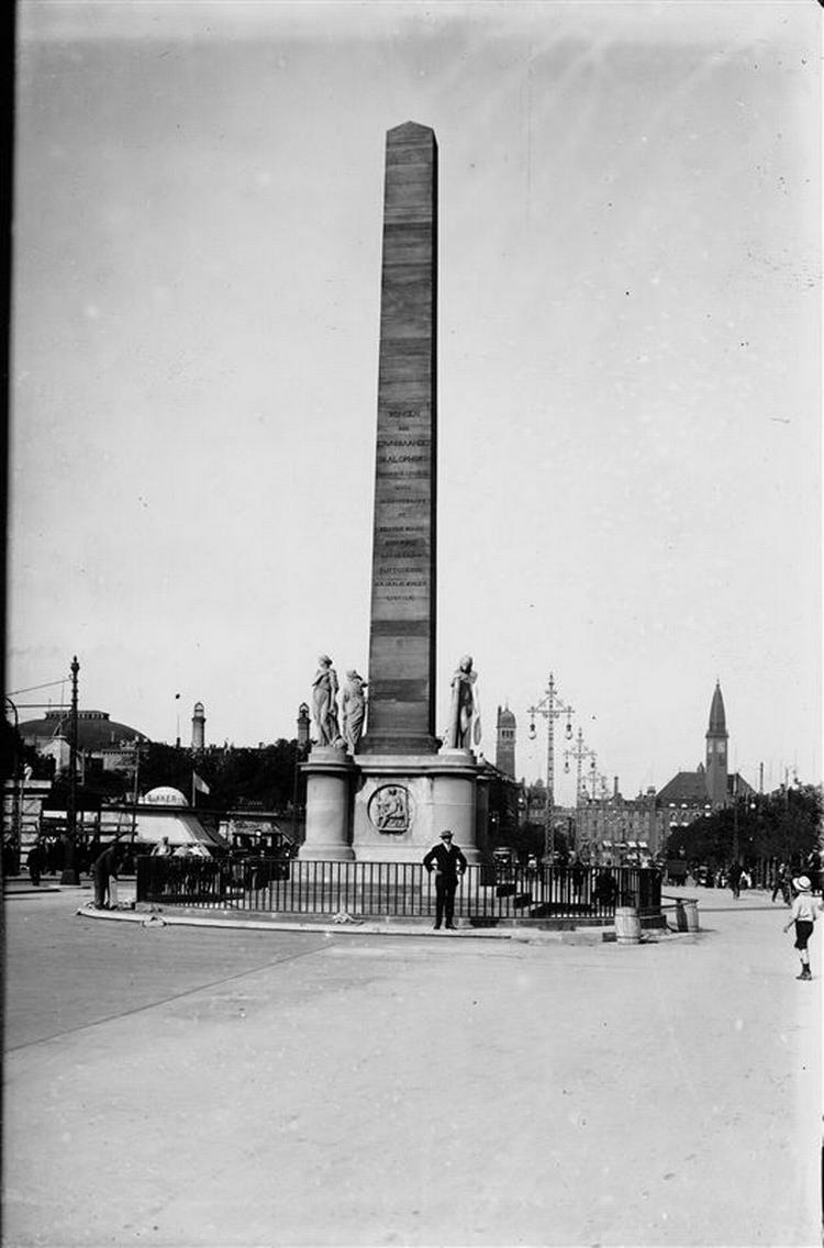 Frihedsstøtten i København foran Hovedbanegården er et solidt fallossymbol i det offentlige rum. Her taler ingen om det mandlige kønsorgan, men stavnsbåndets ophævelse. 