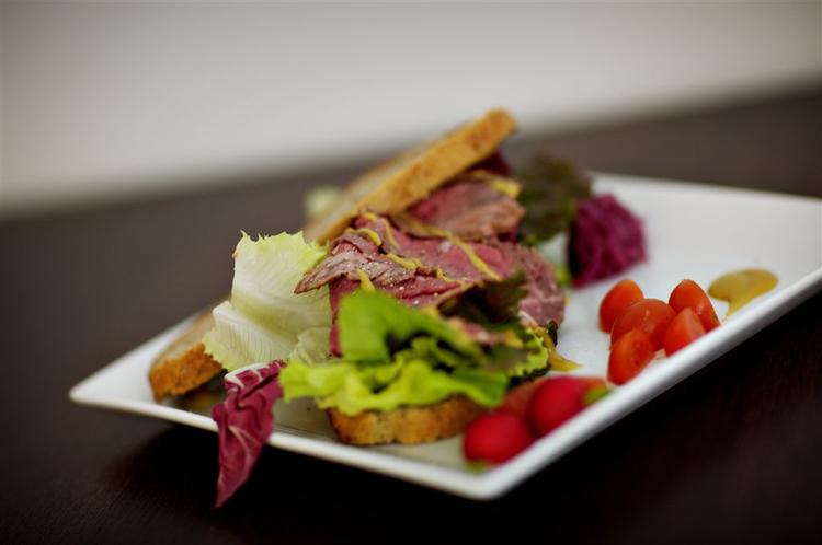 Den økologiske restaurant Biom serverer både brunch, sandwiches og treretters menuer. 