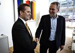 Så glade var FOAs Dennis Kristensen, da han lavede aftale med kommunernes Mads Lebech. Nu er FOA klar til at trykke hånd med regionernes Bent Hansen. 