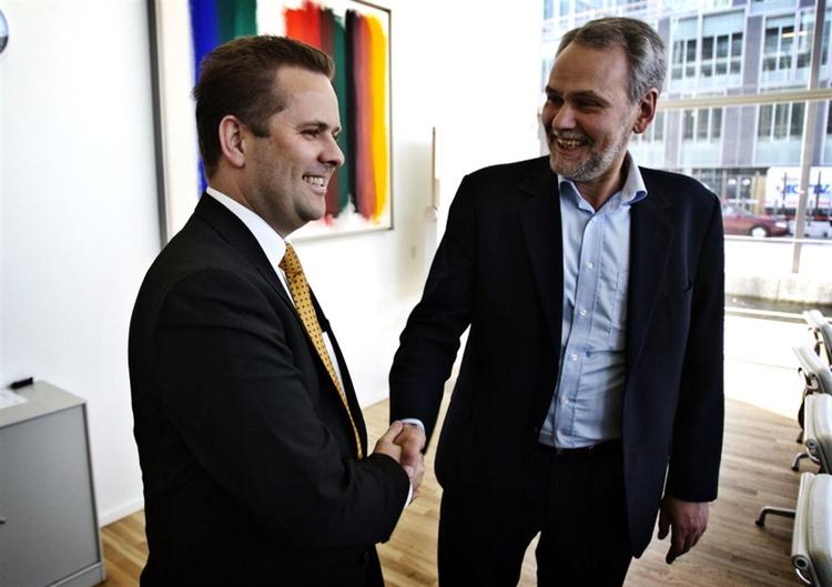 Så glade var FOAs Dennis Kristensen, da han lavede aftale med kommunernes Mads Lebech. Nu er FOA klar til at trykke hånd med regionernes Bent Hansen. 