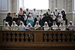 Kvinder med tørklæder på tilhørerpladserne i Folketinget. De skal ikke tage deres hovedbeklædning med, hvis de bliver dommere, mener S. Arkivfoto. 