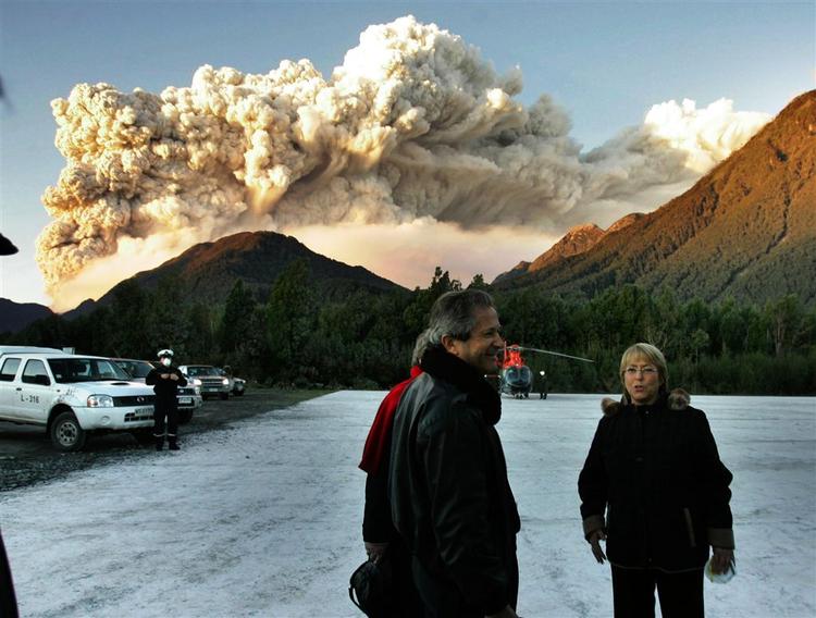 Asken står 20 meter op af fra vulkanen Chaitén og er blæst helt til Argentina. Nu er vulkanen også begyndt at spye lava. 