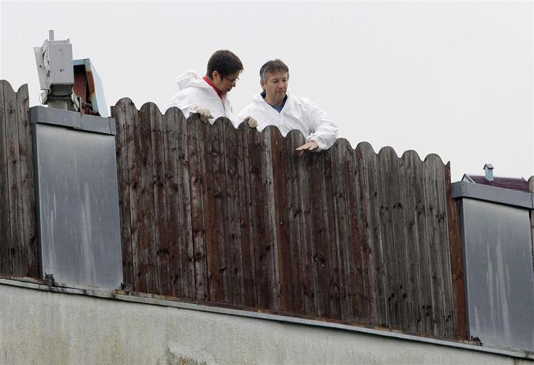 Østrigsk politi i gang med de omfattende undersøgelser af huset i Amstetten, hvor Josef F. holdt sin datter indespærret gennem 24 år, og hvor han fik syv børn ved af misbruge hende seksuelt. 