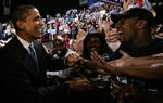 Obama Trykker hånd med en tilhænger på et valgmøde i Raleigh, North Carolina - en stat senatoren vandt stort. 