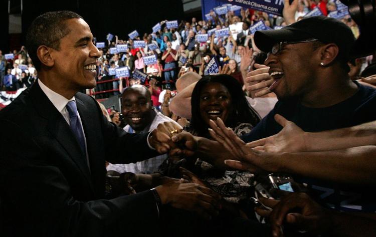 Obama Trykker hånd med en tilhænger på et valgmøde i Raleigh, North Carolina - en stat senatoren vandt stort. 