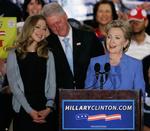 Der var opbakning fra husbonden Bill Clinton og datteren Chelsea, da Hillary Clinton udråbte sig selv som vinder i Indiana. 