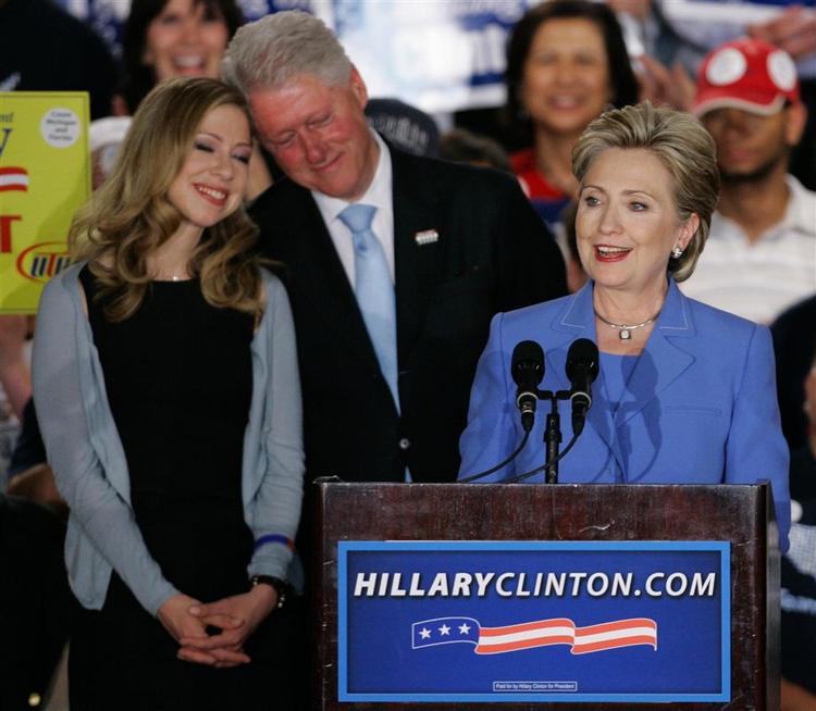 Der var opbakning fra husbonden Bill Clinton og datteren Chelsea, da Hillary Clinton udråbte sig selv som vinder i Indiana. 