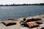 Nogle af de bedste solsteder i København findes langs havnen. Her Halvandet Strandbar på Refshaleøen. 