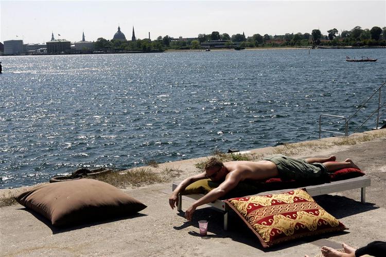 Nogle af de bedste solsteder i København findes langs havnen. Her Halvandet Strandbar på Refshaleøen. 
