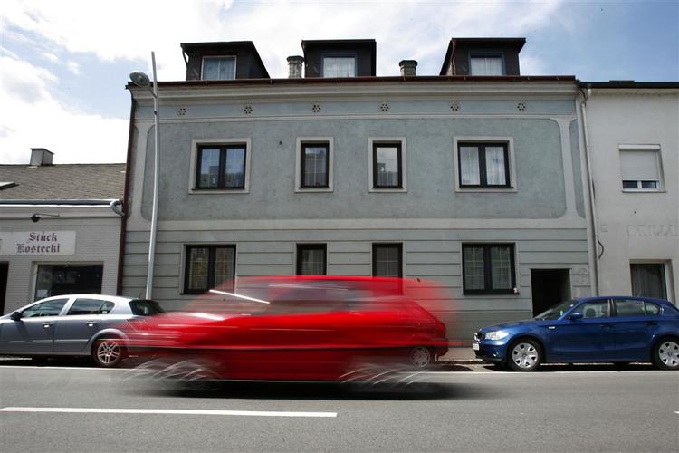 Den uhyggelige historie om Fritzl-familien, der blev holdt fanget i kælderen under dette hus, endte med en flugt fra faderen Josef. 