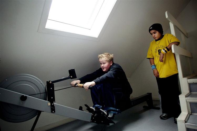Hvis man er overvægtigt barn, er man ofte nødt til at gå i løst joggingtøj. Her to elever fra Julemærkehjemmet i Ølsted. 